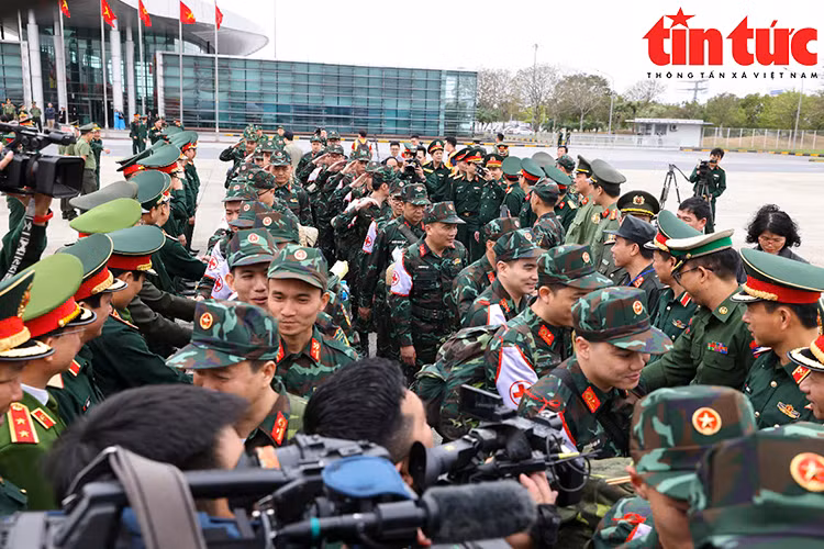 Đoàn công tác xếp hàng nghiêm trang xuất quân tại sân bay.