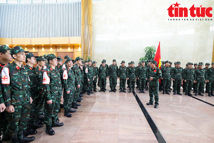 Thiếu tướng Phạm Văn Tỵ, Phó Cục trưởng Cục Cứu hộ - Cứu nạn, trao đổi với các cán bộ trước khi đoàn xuất phát.