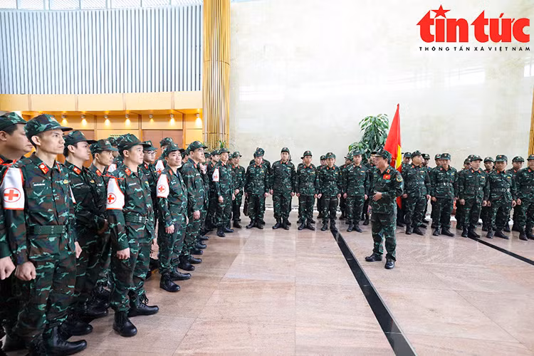 Thiếu tướng Phạm Văn Tỵ, Phó Cục trưởng Cục Cứu hộ - Cứu nạn, trao đổi với các cán bộ trước khi đoàn xuất phát.