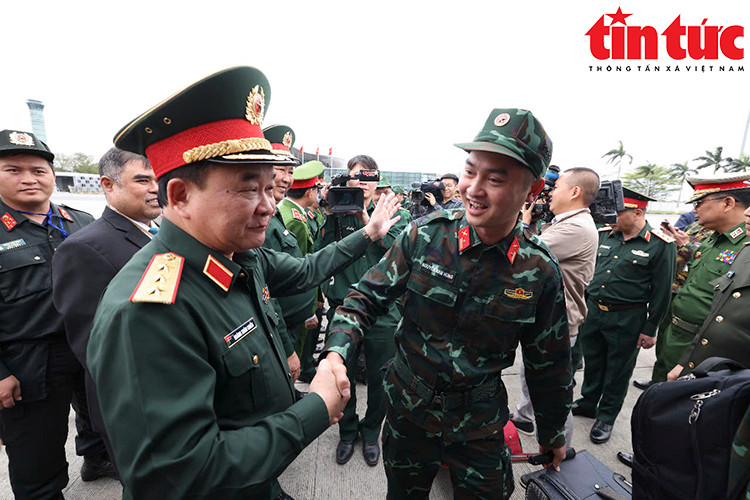 Thượng tướng Hoàng Xuân Chiến tiễn các cán bộ, chiến sĩ lên đường thực hiện nhiệm vụ cứu hộ tại Myanmar tại chân máy bay.