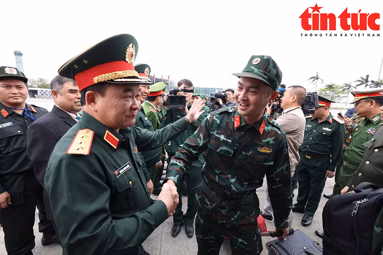 Thượng tướng Hoàng Xuân Chiến tiễn các cán bộ, chiến sĩ lên đường thực hiện nhiệm vụ cứu hộ tại Myanmar tại chân máy bay.