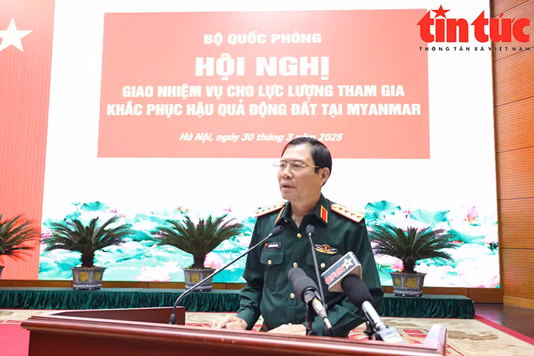 Trước đó, tại Bộ Quốc phòng, đã diễn ra buổi gặp mặt, giao nhiệm vụ cho đoàn công tác trước khi xuất phát. Nhiều quân nhân trong đoàn đã từng trực tiếp tham gia hỗ trợ khắc phục hậu quả động đất tại Thổ Nhĩ Kỳ năm 2023. Đại tướng Nguyễn Tân Cương, Tổng Tham mưu trưởng, Thứ trưởng Bộ Quốc phòng giao nhiệm vụ cho các sĩ quan, quân nhân trước giờ lên đường sang Myanmar.