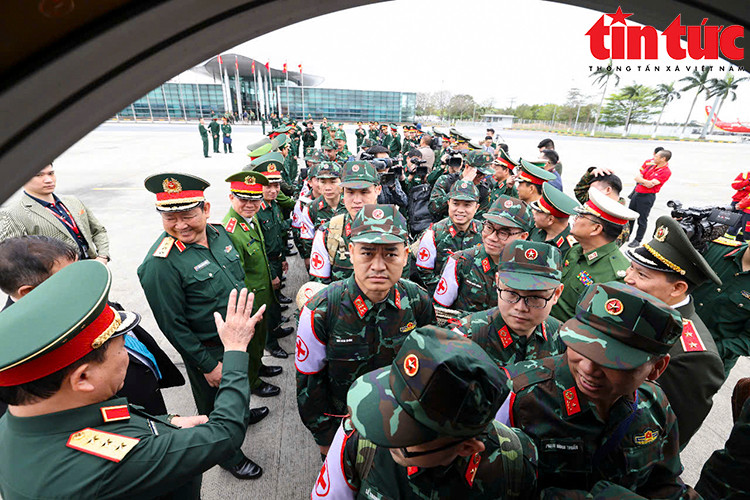 Cán bộ, chiến sĩ đoàn công tác chia sẻ động viên nhau trước giờ lên máy bay.