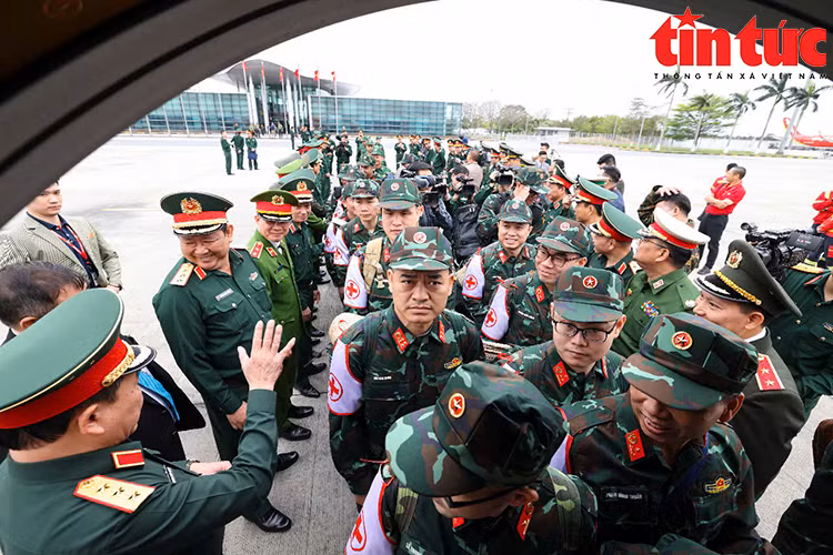 Cán bộ, chiến sĩ đoàn công tác chia sẻ động viên nhau trước giờ lên máy bay.
