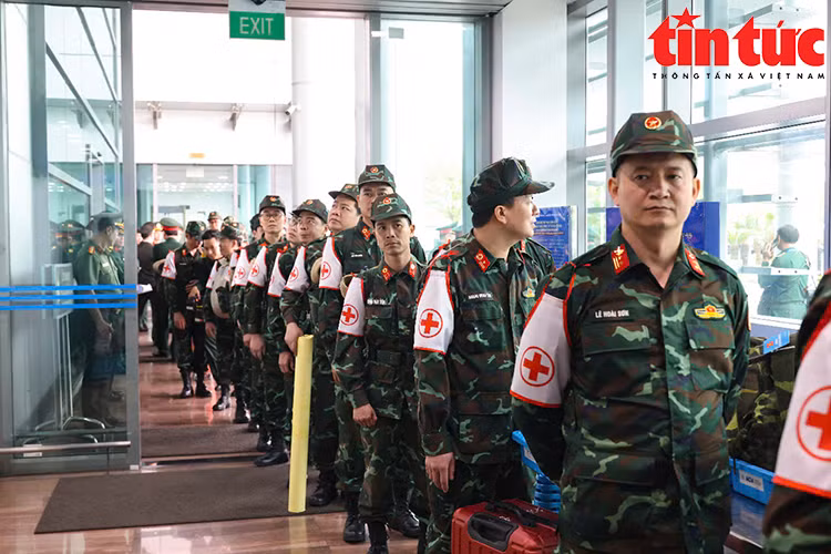 Đoàn gồm 80 quân nhân tinh nhuệ, được lựa chọn từ Binh chủng Công binh, các bệnh viện quân đội, Bộ đội Biên phòng, Cục Cứu hộ - Cứu nạn và các cơ quan chức năng của Bộ Quốc phòng, Bộ Tổng Tham mưu, Tổng cục Chính trị. Ngoài ra, đoàn còn mang theo các trang thiết bị chuyên dụng, thuốc men, vật tư cứu trợ cùng 6 chó nghiệp vụ để hỗ trợ công tác tìm kiếm nạn nhân.