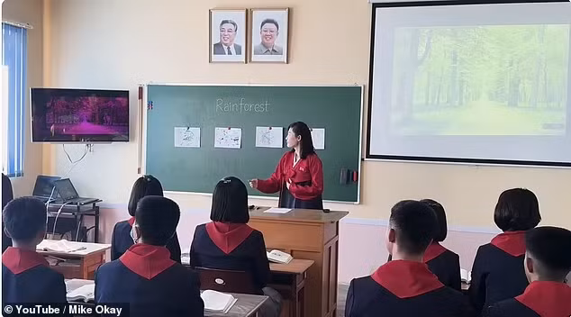 Mike được mời đến một trường trung học ở Rason để trò chuyện với một số học sinh đang học tiếng Anh. Ảnh: YouTube/Mike Okay.