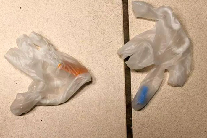 Cảnh sát đã tìm thấy găng tay và một lọ keo trong văn phòng của Ross. Ảnh: Văn phòng Biện lý Quận Milwaukee. 