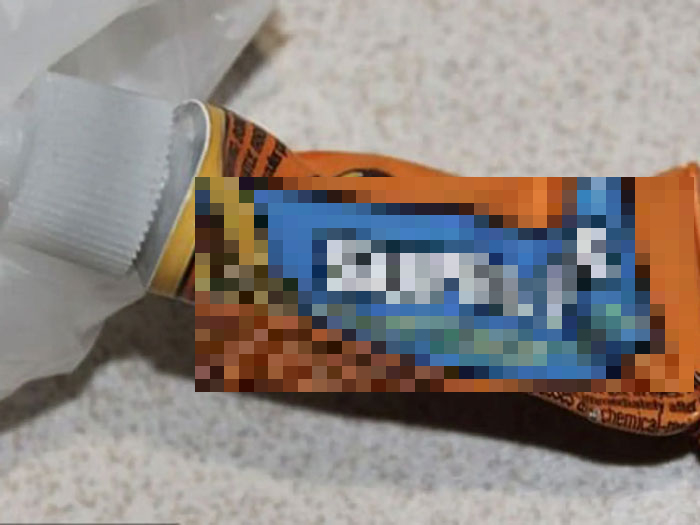 Đến 17h20 chiều 20/3, Ross thừa nhận đã bỏ chất lạ vào chai đồ uống của JH. Chất lạ này sau đó được xác định là một loại keo siêu dính. Ảnh: Văn phòng Biện lý Quận Milwaukee. 