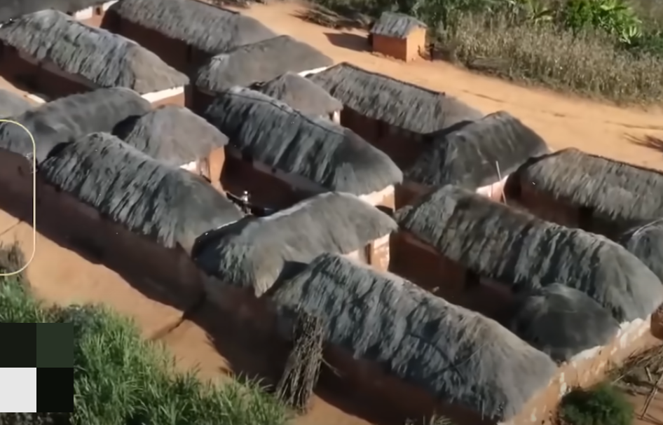 "Ở đây, mọi người đều có vai trò riêng của mình. Mỗi người vợ đều có nhà riêng, bếp riêng, không có sự cạnh tranh. Mọi người đều biết vị trí của mình. Chúng tôi cùng nhau làm nông, cùng nhau ăn uống và làm việc. Đây không chỉ là một ngôi nhà, mà là cả một hệ thống", ông Kapinga chia sẻ. Ảnh: Youtube.