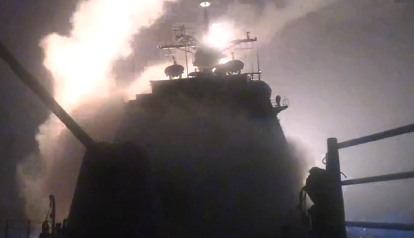 Vụ tấn công nhằm vào hai tòa nhà tại quận Kahza, tỉnh Ibb, khiến 15 người thiệt mạng. Ảnh chụp màn hình.