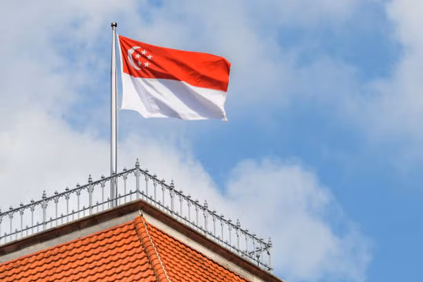 Ý nghĩa của quốc kỳ Singapore: Màu trắng tượng trưng cho đức hạnh, sự trong sáng trong khi màu đỏ tượng trưng cho sự bình đẳng và tình anh em. Các ngôi sao tượng trưng cho 5 giá trị quan trọng của đất nước, bao gồm bình đẳng, công lý, tiến bộ, hòa bình và dân chủ. Trăng lưỡi liềm tượng trưng cho một quốc gia trẻ đang lên. Ảnh: iStock.