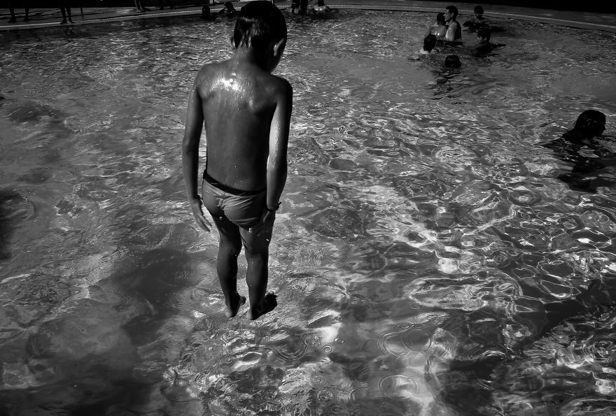 Một em nhỏ nhảy xuống hồ nước để giải nhiệt mùa hè.