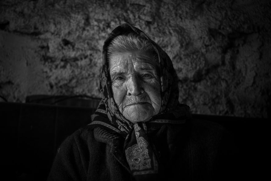 Ngôi làng này chưa bị ảnh hưởng bởi công nghệ. Cuộc sống nơi đây tạo cảm giác yên bình, khác hẳn cảnh nhộn nhịp, xô bồ nơi thành thị.