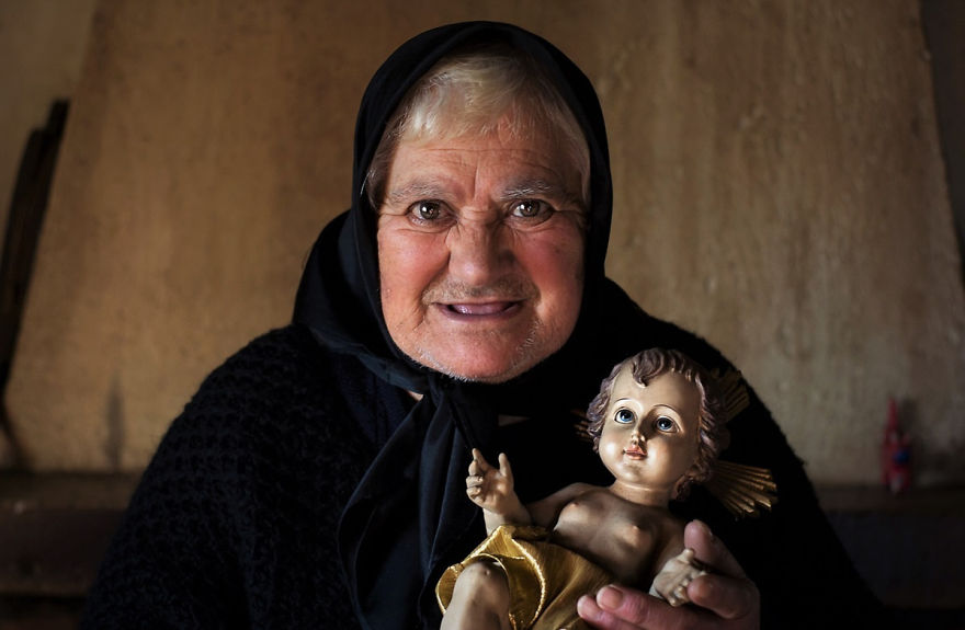 Những ngôi nhà trong làng khá đơn sơ, mộc mạc.