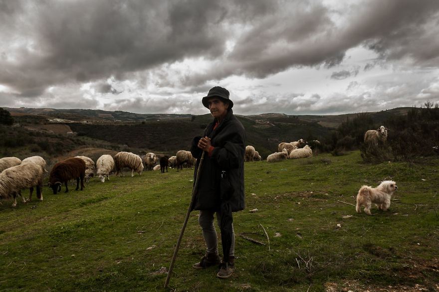 Người dân chủ yếu sống bằng nghề nông và chăn nuôi nhưng họ luôn cảm thấy hạnh phúc.
