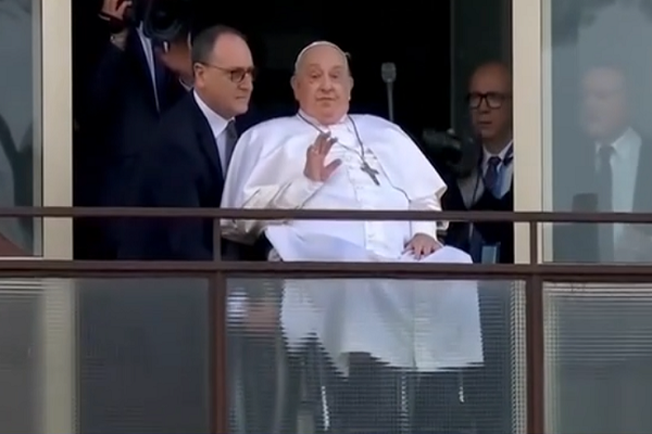 Hinh anh Giao hoang Francis lan dau xuat hien sau 5 tuan nhap vien