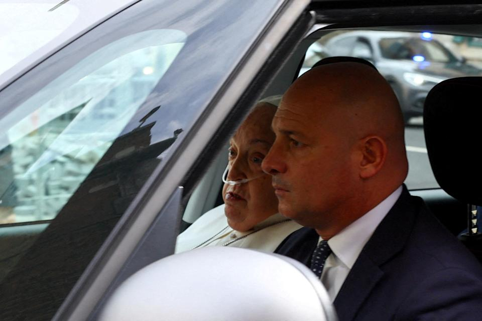 Hinh anh Giao hoang Francis lan dau xuat hien sau 5 tuan nhap vien-Hinh-2