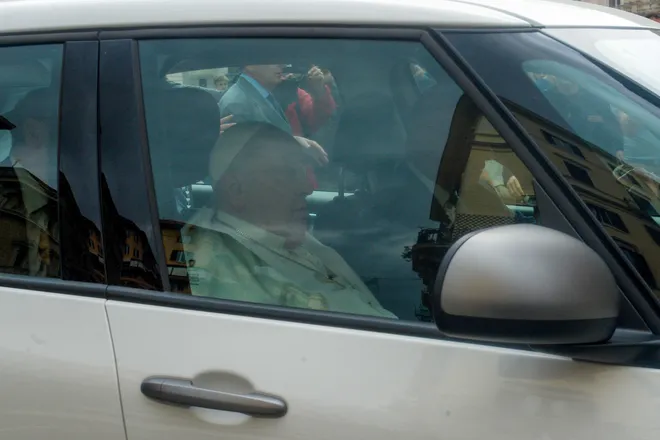 Hinh anh Giao hoang Francis lan dau xuat hien sau 5 tuan nhap vien-Hinh-3