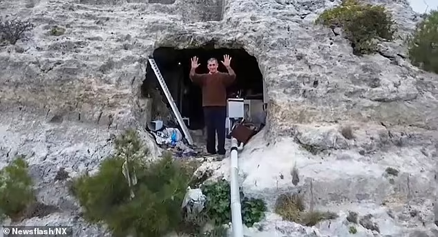 Ngôi nhà của ông Ali ở Hatay, Antakya (Thổ Nhĩ Kỳ), nơi ông từng sống cùng vợ và 3 người con, đã bị phá hủy hoàn toàn trong động đất. Sau đó, ông Ali quyết định chuyển vào hang động, cách ngôi nhà cũ bị phá hủy khoảng 35 phút đi xe, để ở. Ảnh: Newsflash.