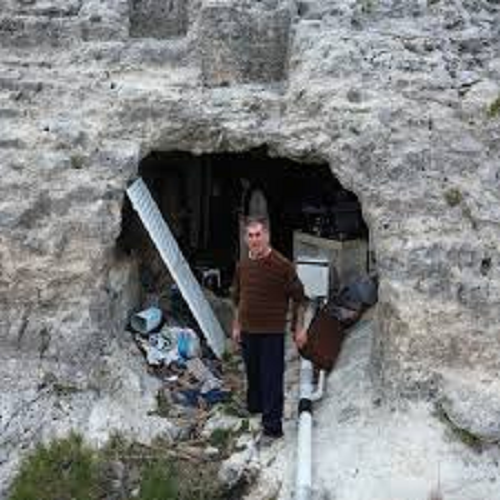 "Vì hang động không có cửa sổ nên bên trong luôn ấm áp. Dù ngoài trời mưa tuyết, gió rét bao nhiêu thì tôi cũng không bao giờ cảm thấy lạnh", ông Ali nói thêm. Ảnh: Instagram.