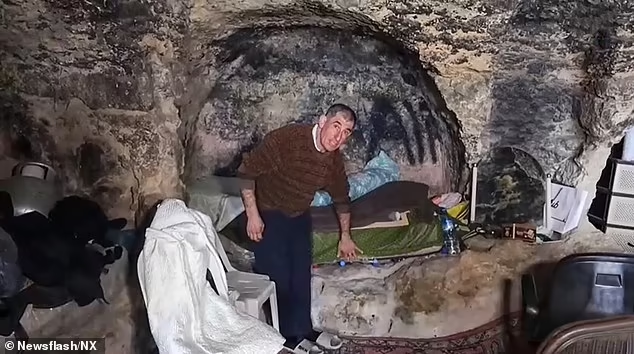 Trả lời phỏng vấn trên phương tiện truyền thông Thổ Nhĩ Kỳ, người đàn ông 55 tuổi chia sẻ rằng ông chọn việc xua đuổi chuột và rắn khỏi giường vào ban đêm hơn là sống trong một công trình nhân tạo nào đó nữa. Ảnh: Newsflash.