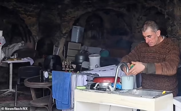 Ông Ali kê một tấm nệm sát vào thành hang để làm chỗ ngủ, tìm kiếm bất cứ thứ gì có thể ăn được vào ban ngày. Bên trong hiện chưa có điện, ông hy vọng sẽ sớm có tấm pin mặt trời. Ảnh: Newsflash.