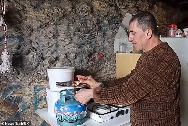 Ali hiện tại sống một mình trong hang động mà ông tìm thấy khi đi xe máy đến khu vực nằm trong ranh giới của khu phố Yaylıca thuộc quận Samandağ. Ảnh: Newsflash.