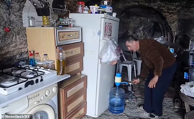 Bấp chấp lối sống kỳ lạ hiện tại, ông Ali khẳng định rằng việc này mang lại cho ông cảm giác bình yên. Ảnh: Newsflash.