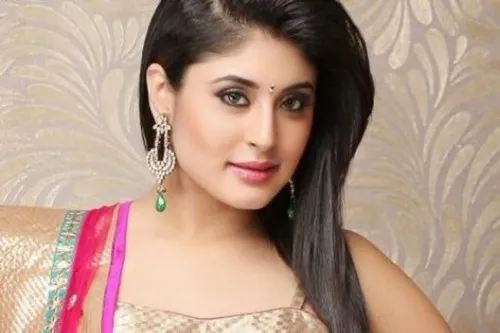 Kritika Kamra (sinh năm 1988) không chỉ là một trong những nữ diễn viên truyền hình nổi tiếng nhất mà còn là một trong những phụ nữ Ấn Độ xinh đẹp nhất.