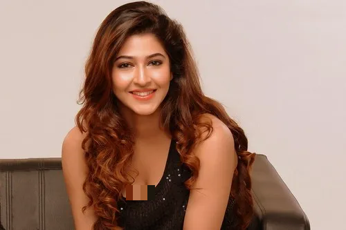 Sonarika Bhadoria (sinh năm 1992) là một trong những nữ diễn viên xinh đẹp và quyến rũ nhất Ấn Độ.
