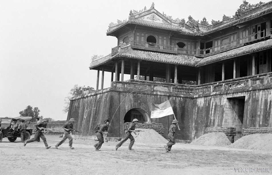  Quân Giải phóng tiến vào cửa Ngọ Môn (Huế) sáng 26/3/1975. Ảnh: TTXVN