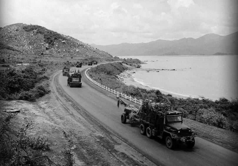 Lần lượt các ngày 26/3 và 29/3, Huế và Đà Nẵng được giải phóng. Đến ngày 3/4, toàn bộ các tỉnh đồng bằng ven biển miền Trung được giải phóng. Trong ảnh: Quân giải phóng tiến qua đèo Cả (Khánh Hòa) vào giải phóng các tỉnh duyên hải Nam Trung bộ. Ảnh: Lâm Hồng Long - TTXVN