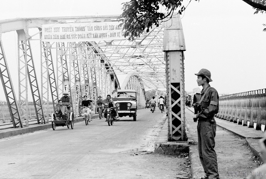 Cầu Trường Tiền trên sông Hương (Huế) sau ngày giải phóng. Ảnh: Ngọc Đản - TTXVN