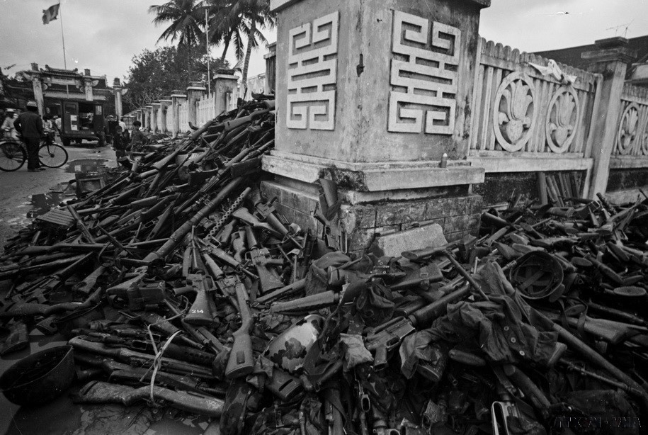 Hàng vạn khẩu súng các loại của lính ngụy ở Đà Nẵng đã về tay quân Giải phóng. Ảnh: Việt Long - TTXVN