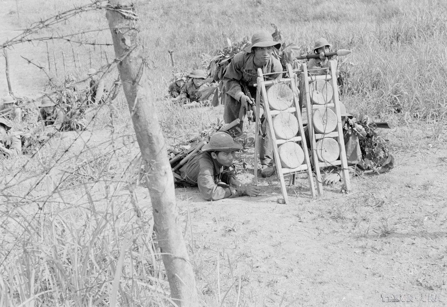 Đại đội 3, Tiểu đoàn 7 quân Giải phóng Trị Thiên luyện tập đánh địch trong trận địa kiên cố. Ảnh: TTXVN