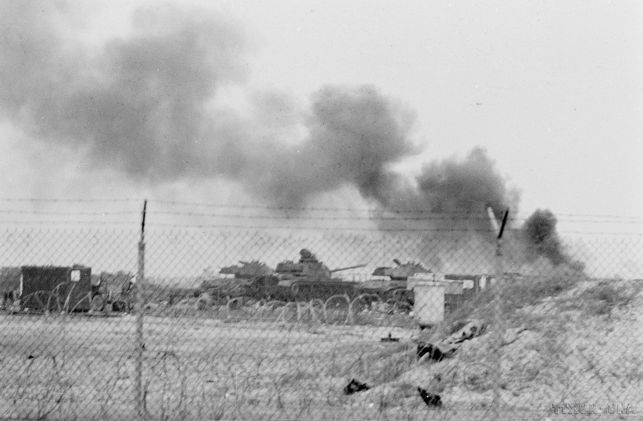 Xe tăng, xe quân sự và nhiều phương tiện chiến tranh của địch vứt lại bừa bãi ở Huế trong lúc tháo chạy. Ảnh: Hoàng Giang - TTXVN