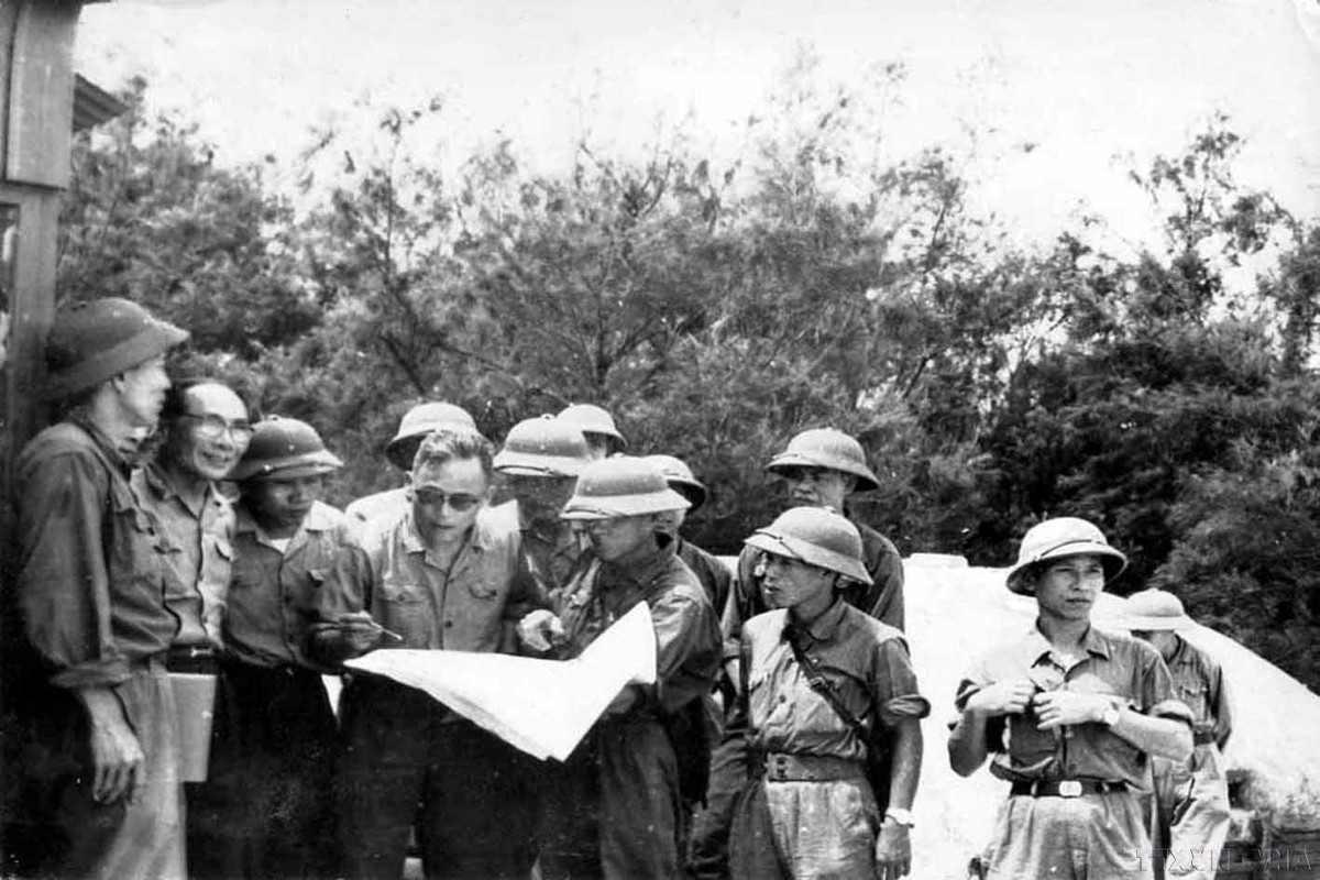 Đại tướng Chu Huy Mân, Tư lệnh Quân khu 5 (thứ 4, đeo kính) chỉ huy các mũi tiến công vào thành phố Đà Nẵng. Ảnh: Tư liệu TTXVN