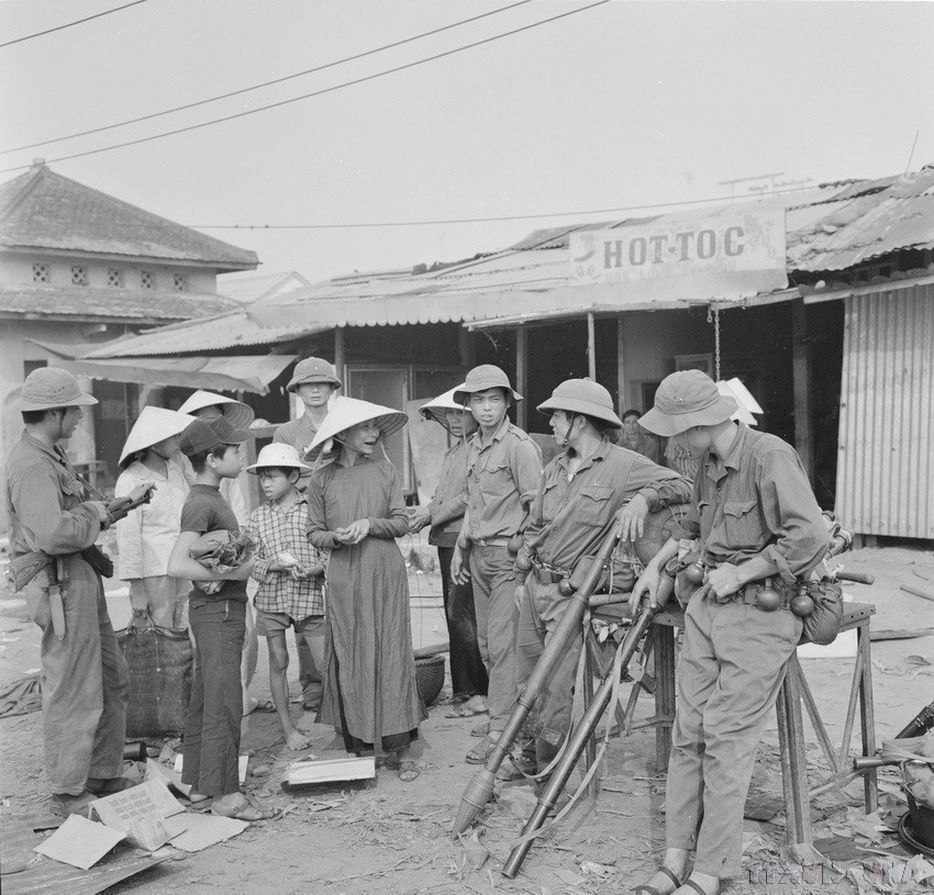 10 giờ 30 phút ngày 25/3/1975, quân ta cắm cờ chiến thắng trên đỉnh Phu Văn Lâu. Thành phố Huế được giải phóng. Trong ảnh: Đồng bào Huế vui mừng gặp lại những người con vào giải phóng quê hương. Ảnh: Lâm Hồng Long - TTXVN