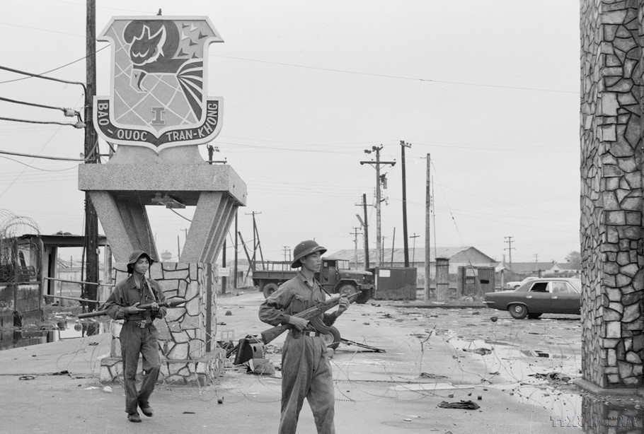 Quân Giải phóng làm chủ Sở chỉ huy Quân đoàn I ngụy Sài Gòn ở Đà Nẵng. Ảnh: Tư liệu TTXVN