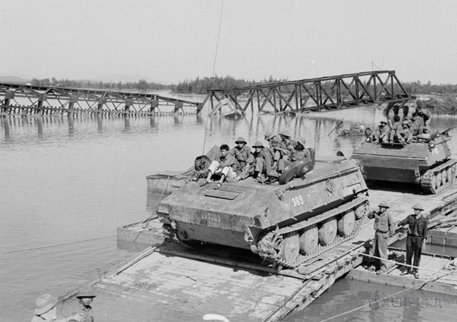 Lần lượt các ngày 26/3 và 29/3, Huế và Đà Nẵng được giải phóng. Đến ngày 3/4, toàn bộ các tỉnh đồng bằng ven biển miền Trung được giải phóng. Trong ảnh: Xe thiết giáp quân Giải phóng trên đường hành quân vào Quy Nhơn (Bình Định). Ảnh: Vũ Tạo - TTXVN.