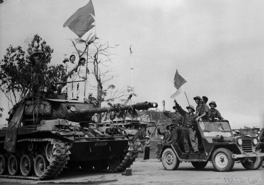 Xe tăng địch ở thành phố Huế bị quân Giải phóng và tự vệ đánh chiếm. Ảnh: Nguyễn Đán - TTXVN.