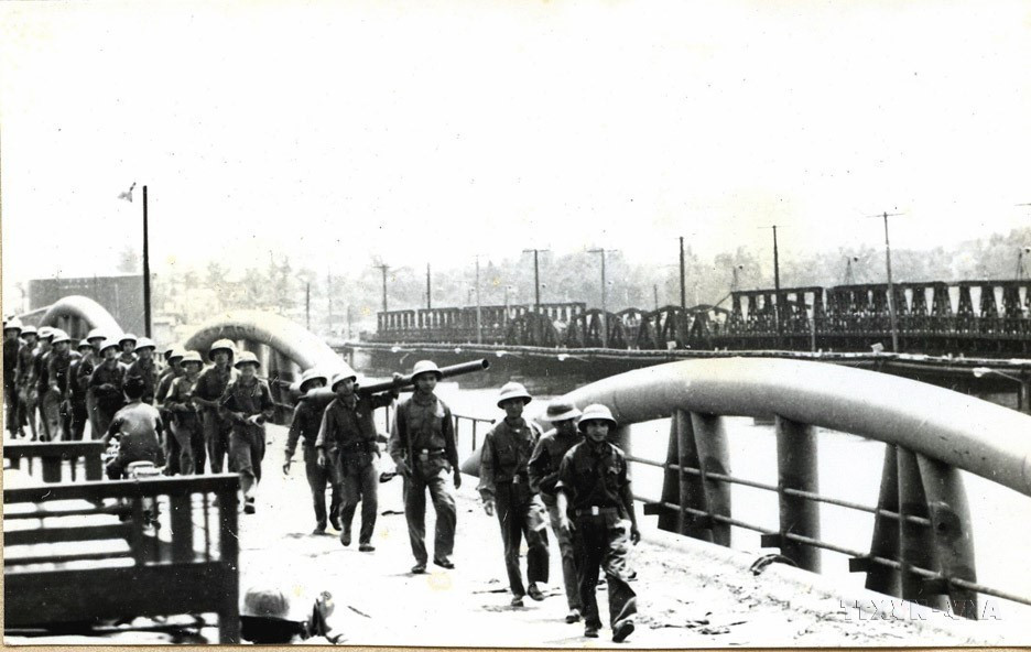 Đến 15 giờ ngày 29/3/1975, quân ta chiếm lĩnh toàn bộ căn cứ liên hợp Đà Nẵng, bán đảo Sơn Trà và tới 17 giờ giải phóng hoàn toàn thành phố Đà Nẵng. Trong ảnh: Quân Giải phóng hành quân qua cầu Nguyễn Tri Phương tiến vào Đà Nẵng, ngày 29/3/1975. Ảnh: Tư liệu TTXVN.