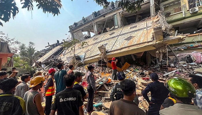 Giai cuu nguoi phu nu mac ket 30 tieng sau dong dat o Myanmar