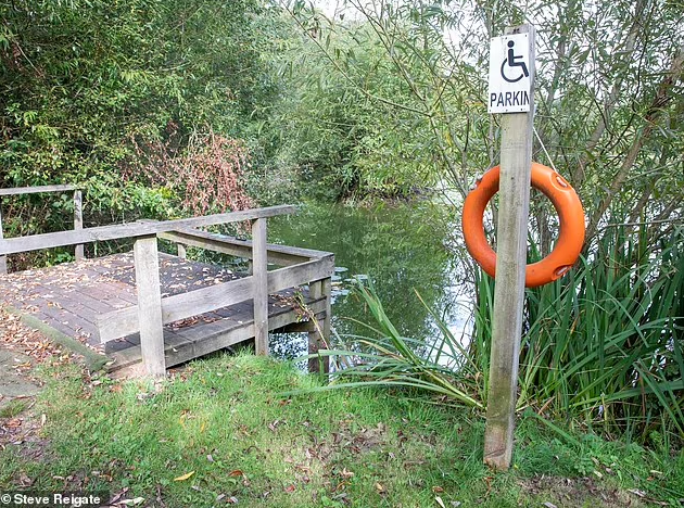 Daily Mail đưa tin, cha mẹ của bé Annabel Mackey là Peter và Alice Mackey đã trình báo con gái 2 tuổi mất tích sau khi không thấy bé trong nhà ở làng Kingsley, Hampshire, vào khoảng 17 giờ chiều ngày 10/9/2023. Không lâu sau, mọi người bàng hoàng phát hiện thi thể bé gái trong ao nước cách nhà gần 1 km. Ảnh: Steve Reigate.