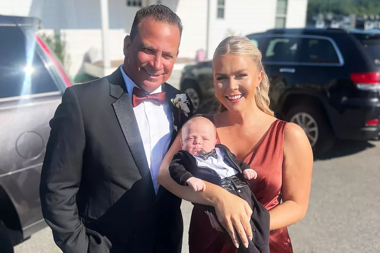 "Đó là chuyện tình hiếm gặp, nhưng Riccio là người chồng, người cha tuyệt vời. Anh ấy luôn ủng hộ tôi, nhất là trong những khoảng thời gian biến động. Thật may mắn khi có chồng luôn đồng hành bên mình", Leavitt hạnh phúc chia sẻ. Ảnh: Instagram.