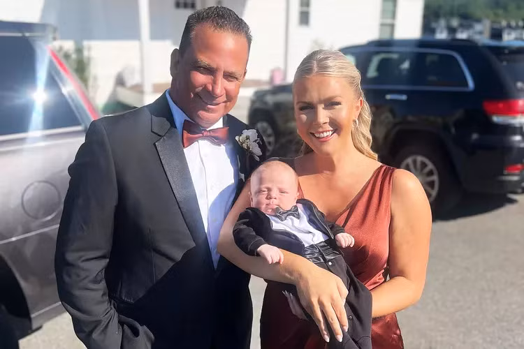 "Đó là chuyện tình hiếm gặp, nhưng Riccio là người chồng, người cha tuyệt vời. Anh ấy luôn ủng hộ tôi, nhất là trong những khoảng thời gian biến động. Thật may mắn khi có chồng luôn đồng hành bên mình", Leavitt hạnh phúc chia sẻ. Ảnh: Instagram.