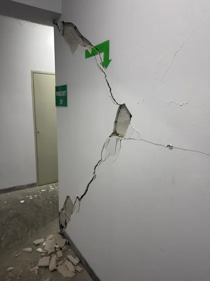 Các vết nứt được nhìn thấy trên tường tại khách sạn Centara Grand ở Bangkok vào ngày 28/3 sau trận động đất. Ảnh: CNA.