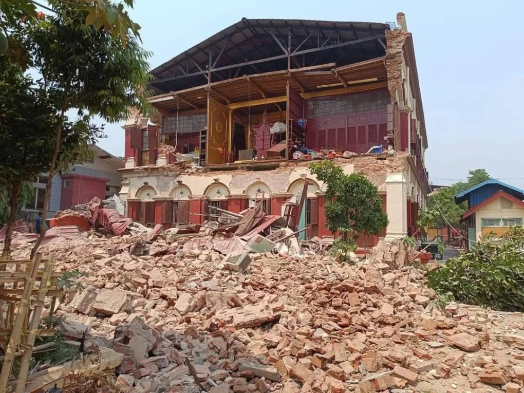 Theo CNA, động đất mạnh 7,7 độ Richter xảy ra ở Myanmar vào trưa ngày 28/3, với dư chấn có thể cảm nhận được ở Trung Quốc và Thái Lan. Ảnh: Tu viện Masoyein ở Mandalay, Myanmar, bị hư hại trong cơn địa chấn. Ảnh: Facebook.