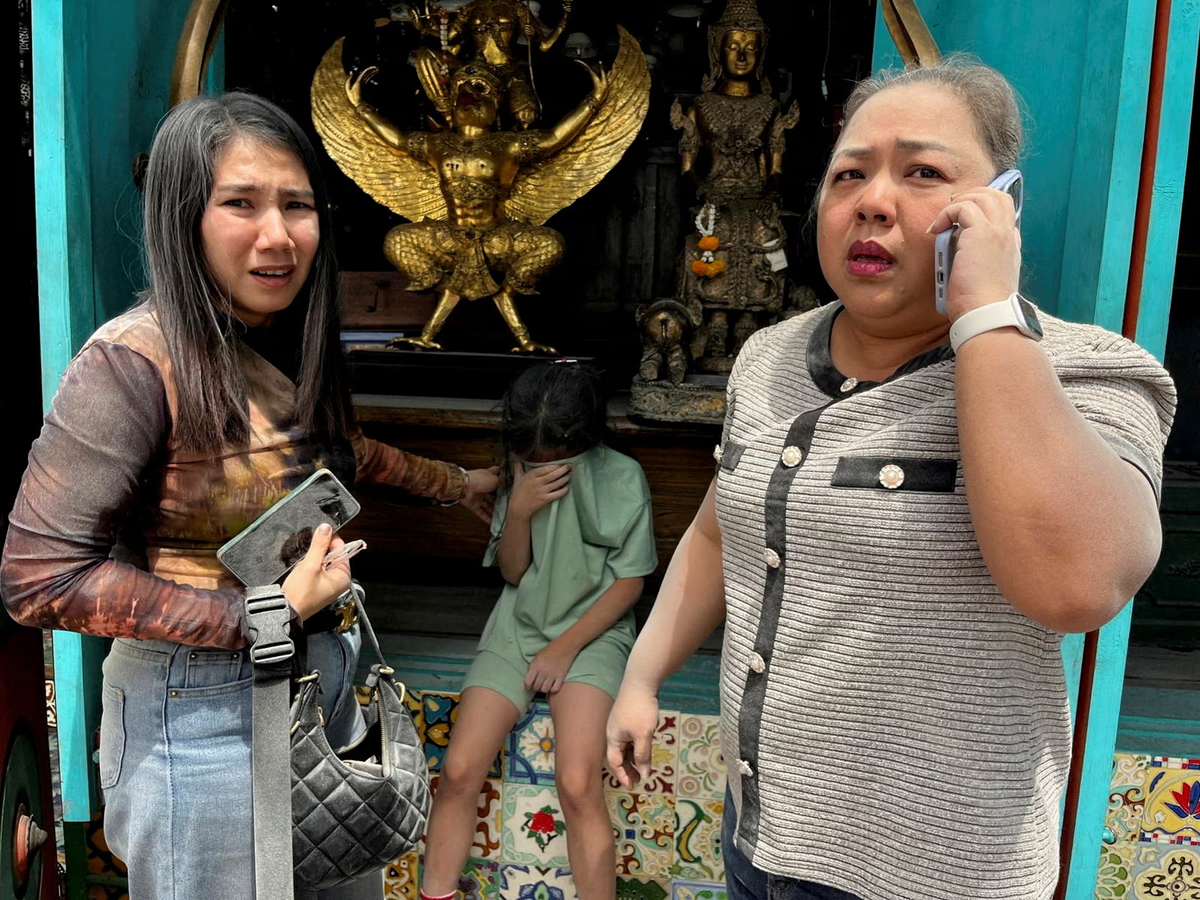 Người dân ở Bangkok hoảng sợ sau động đất. Ảnh: Reuters.