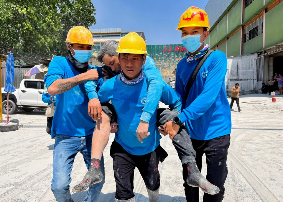 Thủ tướng Thái Lan Paetongtarn Shinawatra đã ban bố tình trạng khẩn cấp ở thủ đô Bangkok sau động đất. Ảnh: Các công nhân đưa một người bị thương ra khỏi hiện trường một tòa nhà bị sập ở Bangkok hôm 28/3. Ảnh: CNA.